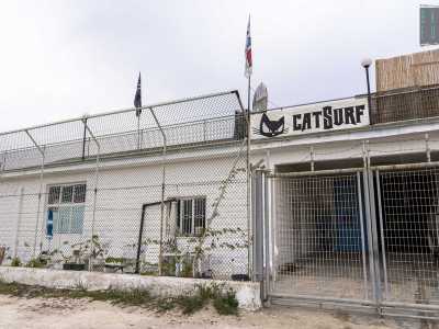 A delimitare la spiaggia sulla sinistra c'� un grande edificio su cui leggiamo la scritta �Cat Surf� , recente scuola di surf ubicata in quello che un tempo era una rimessa per le imbarcazioni